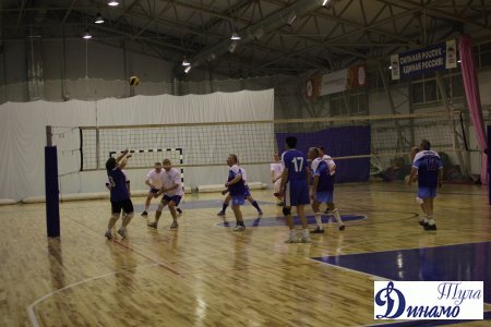 Ветераны тульского «Динамо» и ветераны спорта органов внутренних дел провели товарищеские матчи по волейболу и мини-футболу.